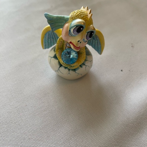 Adorable little dragon holding a blue gem. Approximately 3 inches. - Picture 4 of 4